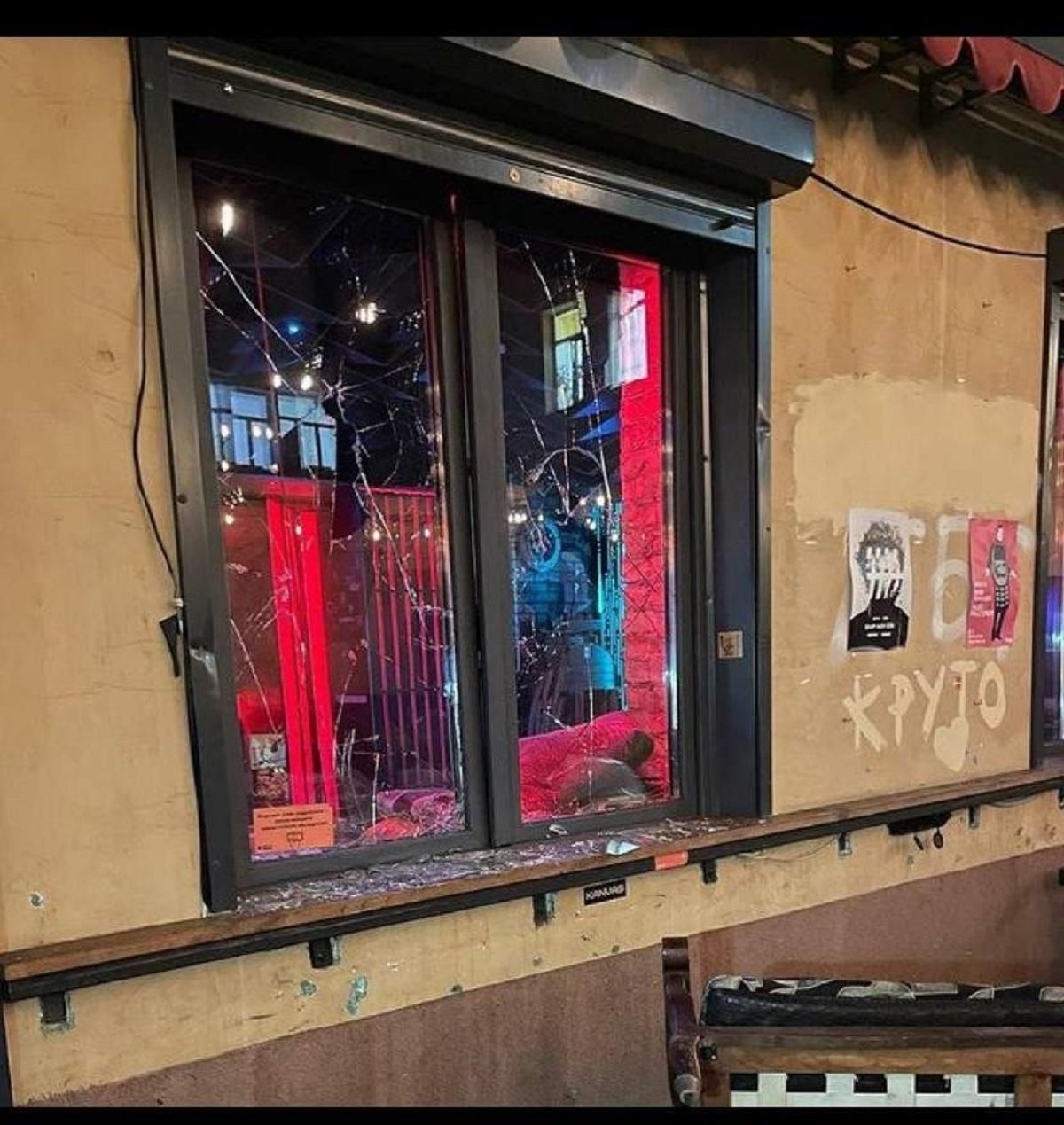 Из-за погрома бара "Хвылевой" 12 нардепов обратились в МВД и полицию Из-за погрома бара "Хвылевой" 12 нардепов обратились в МВД и полицию