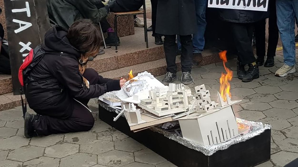 В Харькове студенты сожгли проекты в знак протеста против объединения вузов: яркое видео