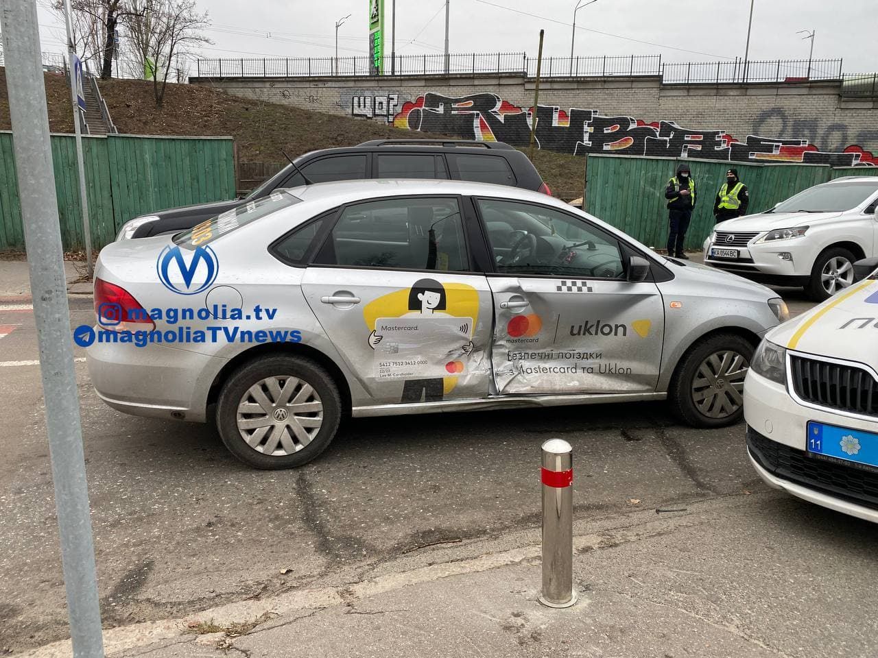 В Киеве легковушка врезалась в такси: пассажирка разбила стекло головой