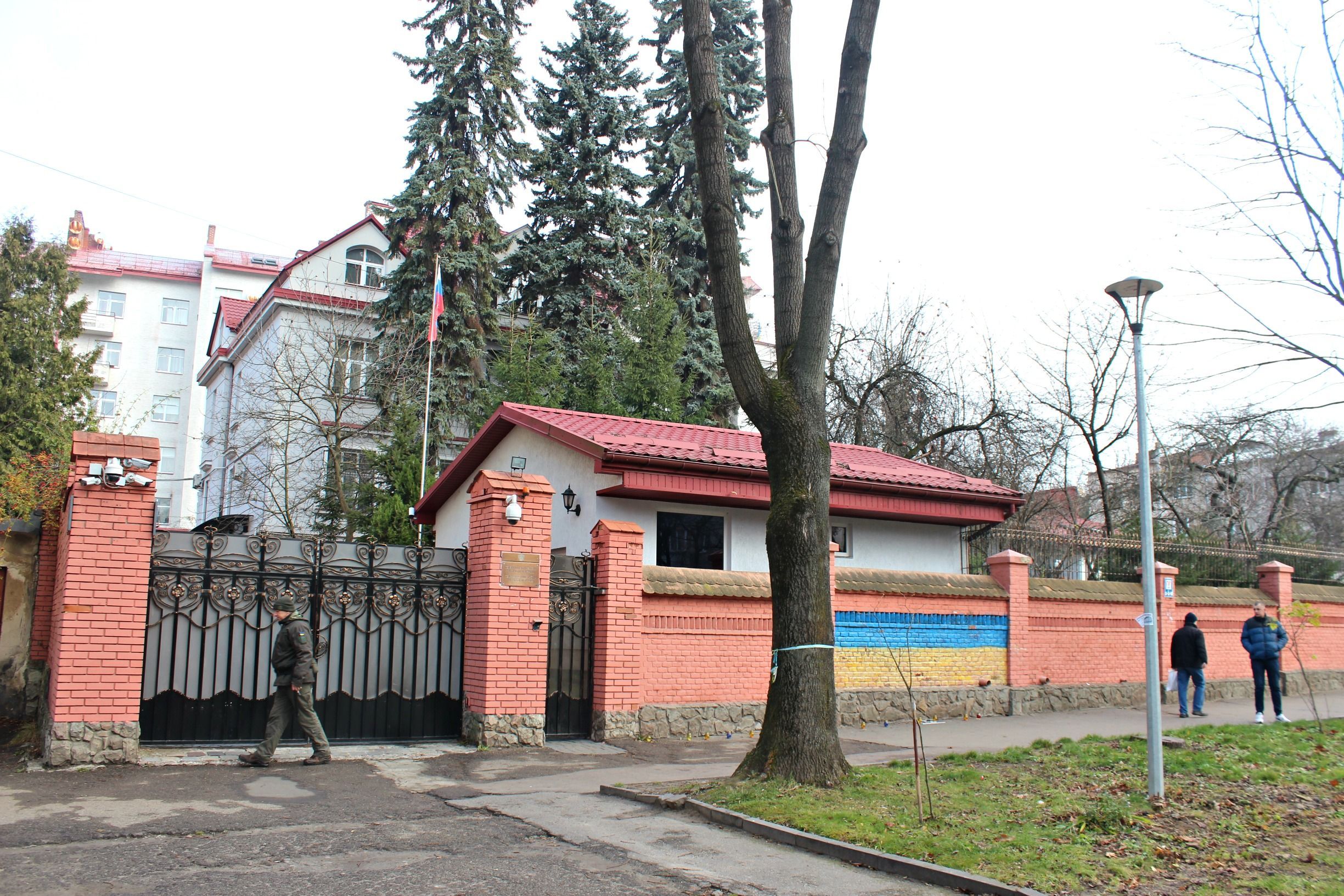 Ветерани АТО хочуть виселити російське консульство зі Львова - Новини Львів - Львів Ветерани АТО хочуть виселити російське консульство зі Львова - Новини Львів - Львів