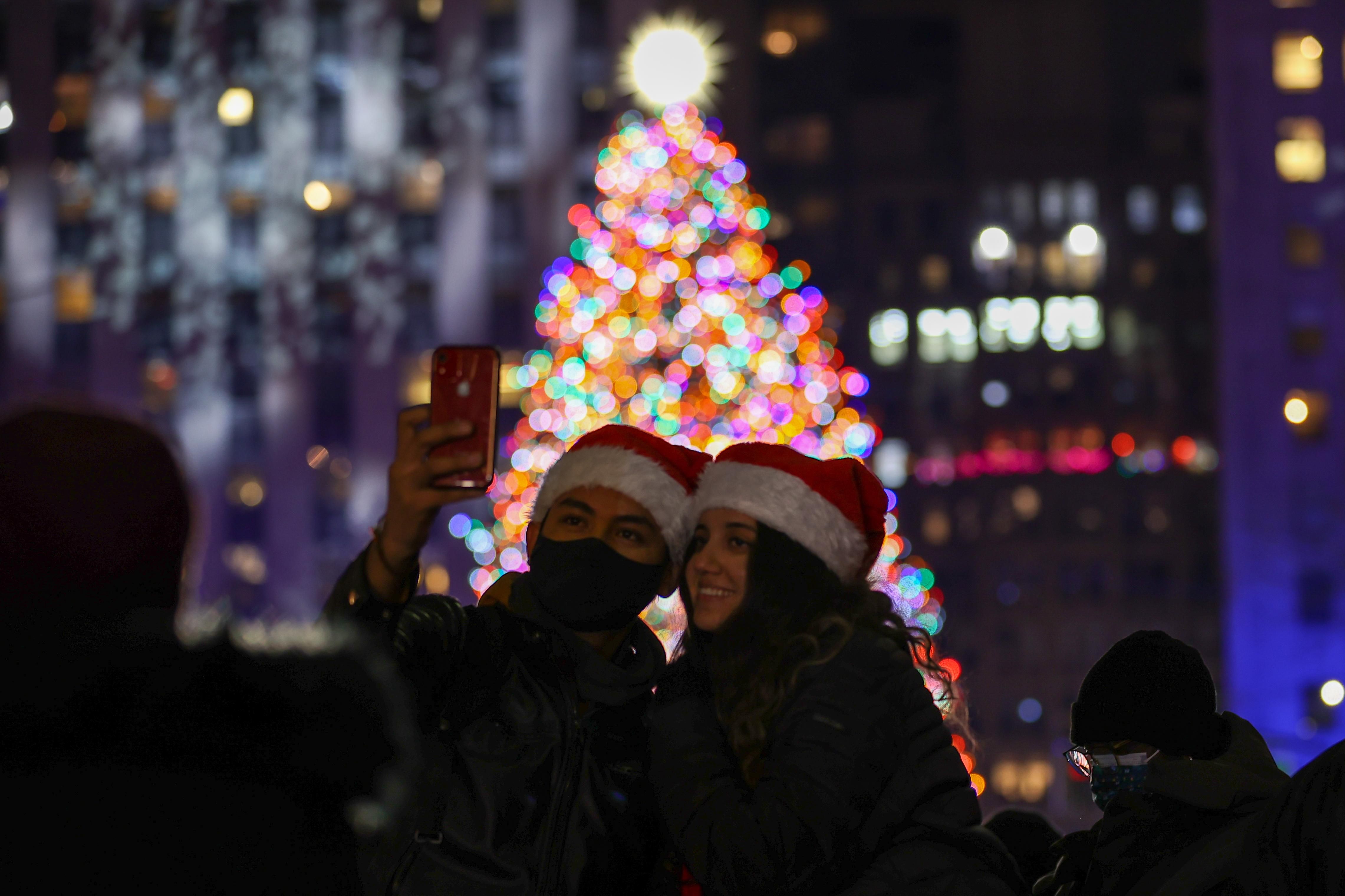Засветилась главная елка Нью-Йорка возле Рокфеллер-центра: яркие фото и видео