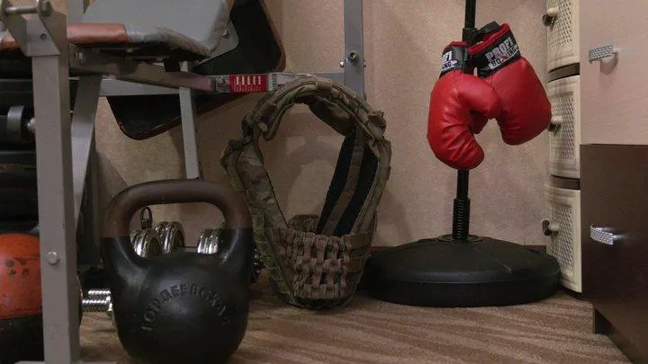 На Харківщині ветеран тягнув літак АН-26 На Харківщині ветеран тягнув літак АН-26