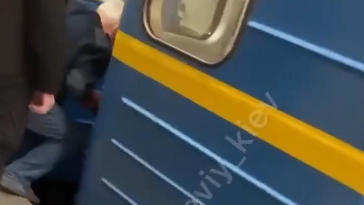 В киевском метро человек попал под поезд: в подземке произошел коллапс В киевском метро человек попал под поезд: в подземке произошел коллапс