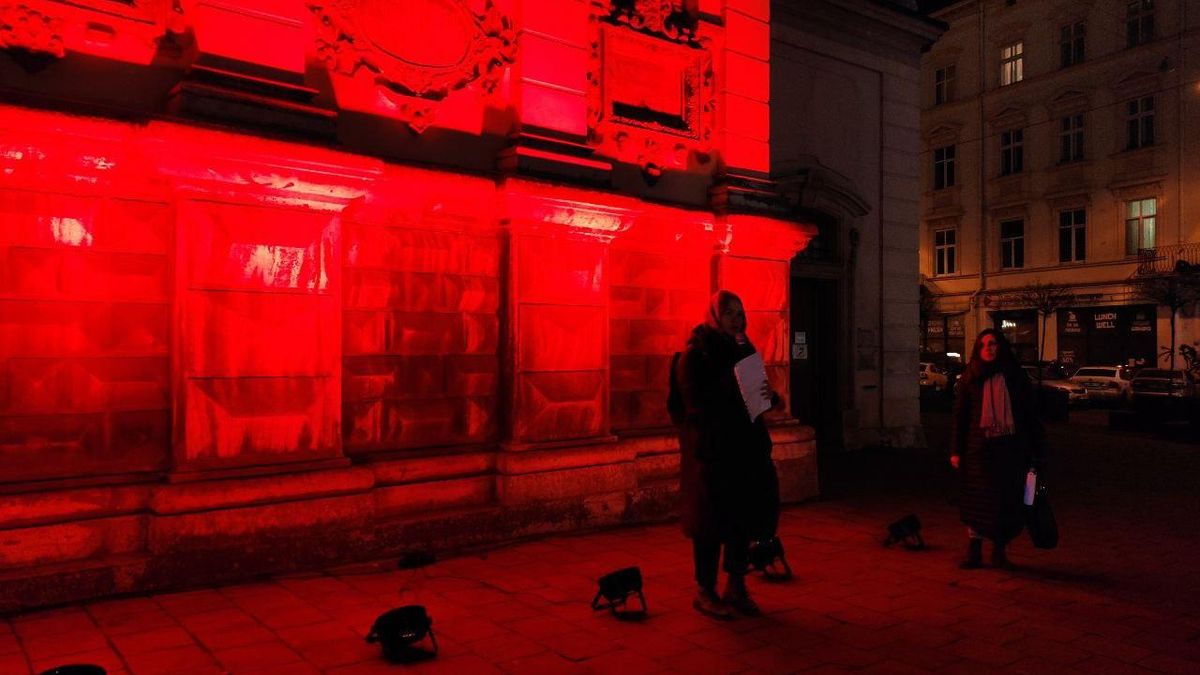 Во Львове протестовали против смертной казни светом: эффектные фото и видео
