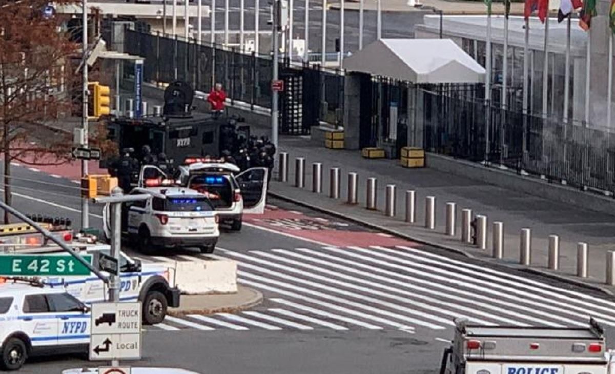 У Нью-Йорку чоловік з дробовиком заблокував будівлю ООН - 24 Канал У Нью-Йорку чоловік з дробовиком заблокував будівлю ООН - 24 Канал