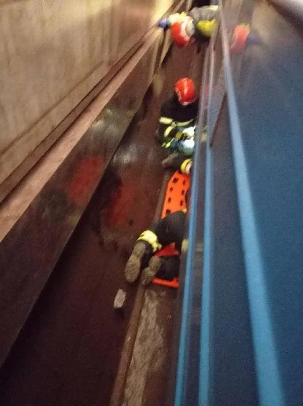 у метро Києва пасажирка стрибнула під потяг