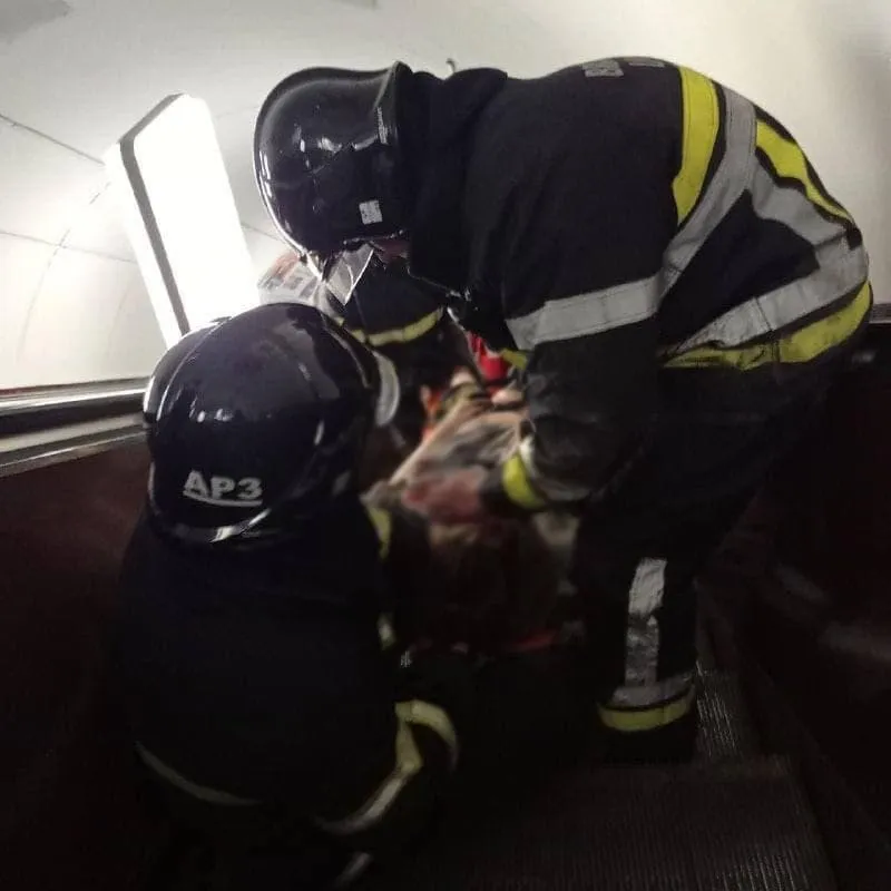 у метро Києва пасажирка стрибнула під потяг у метро Києва пасажирка стрибнула під потяг