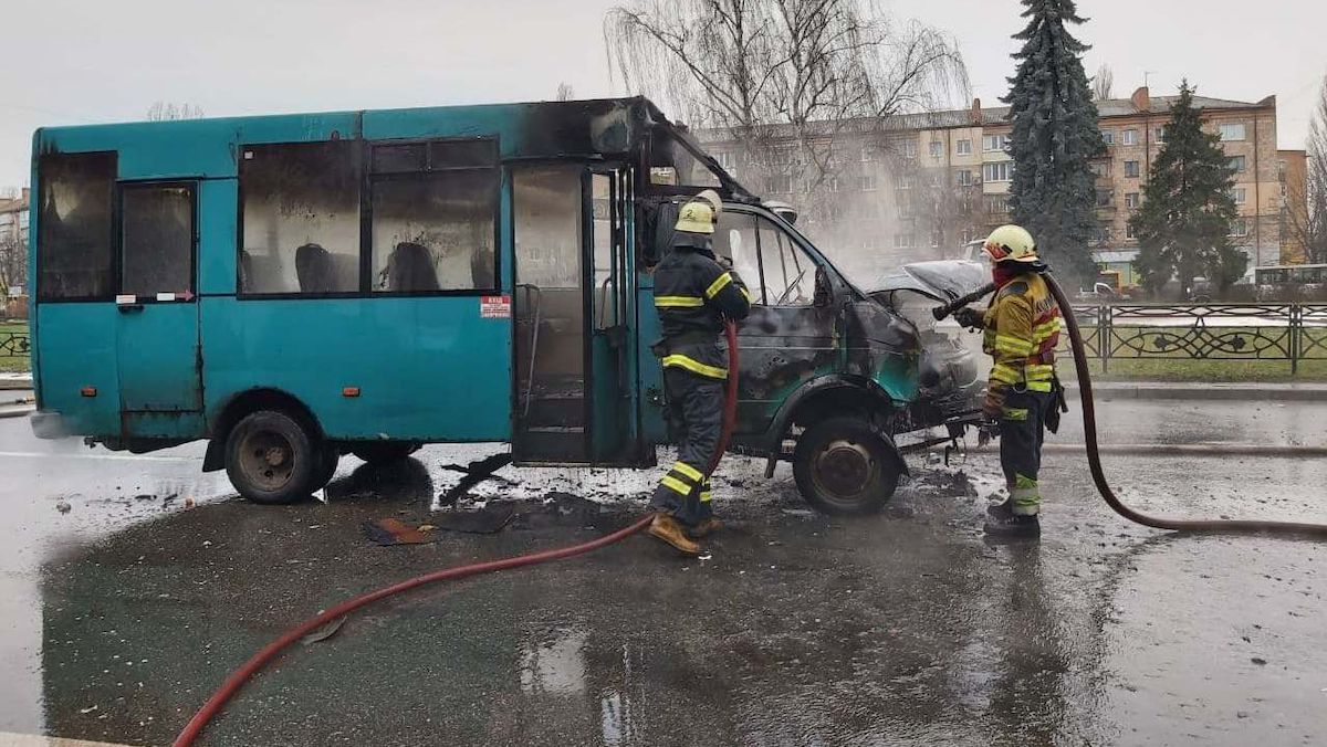 У Чернігові маршрутка з пасажирами зіткнулася з тролейбусом і загорілася - Новини Чернігова - 24 Канал