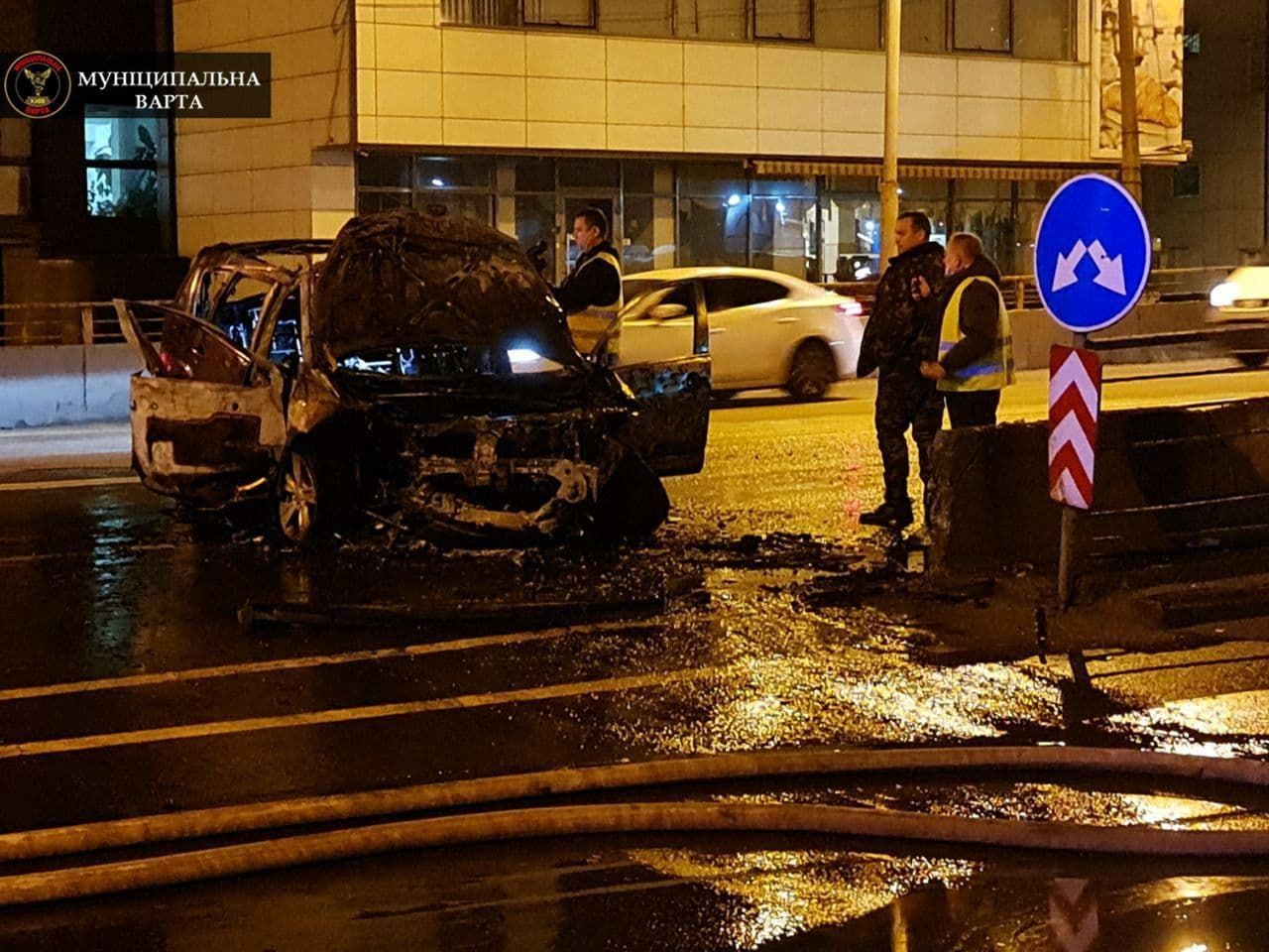 В Киеве пьяный водитель влетел в бетонный парапет, авто взорвалось: фото и видео страшной аварии