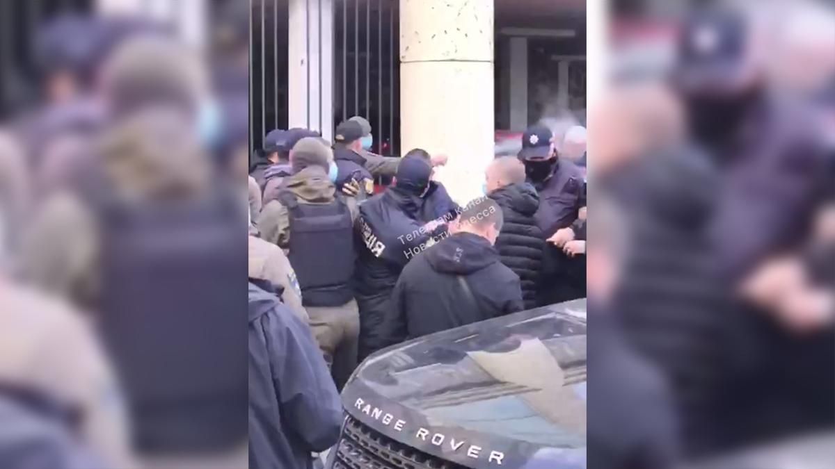 Почалися сутички з поліцією під міськрадою Чорноморська: чого вимагають активісти - Новини Одеса - Одеса