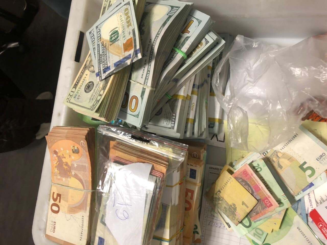 Львовские таможенники изъяли у полячек украшения и наличность на более 15 миллионов гривен Львовские таможенники изъяли у полячек украшения и наличность на более 15 миллионов гривен