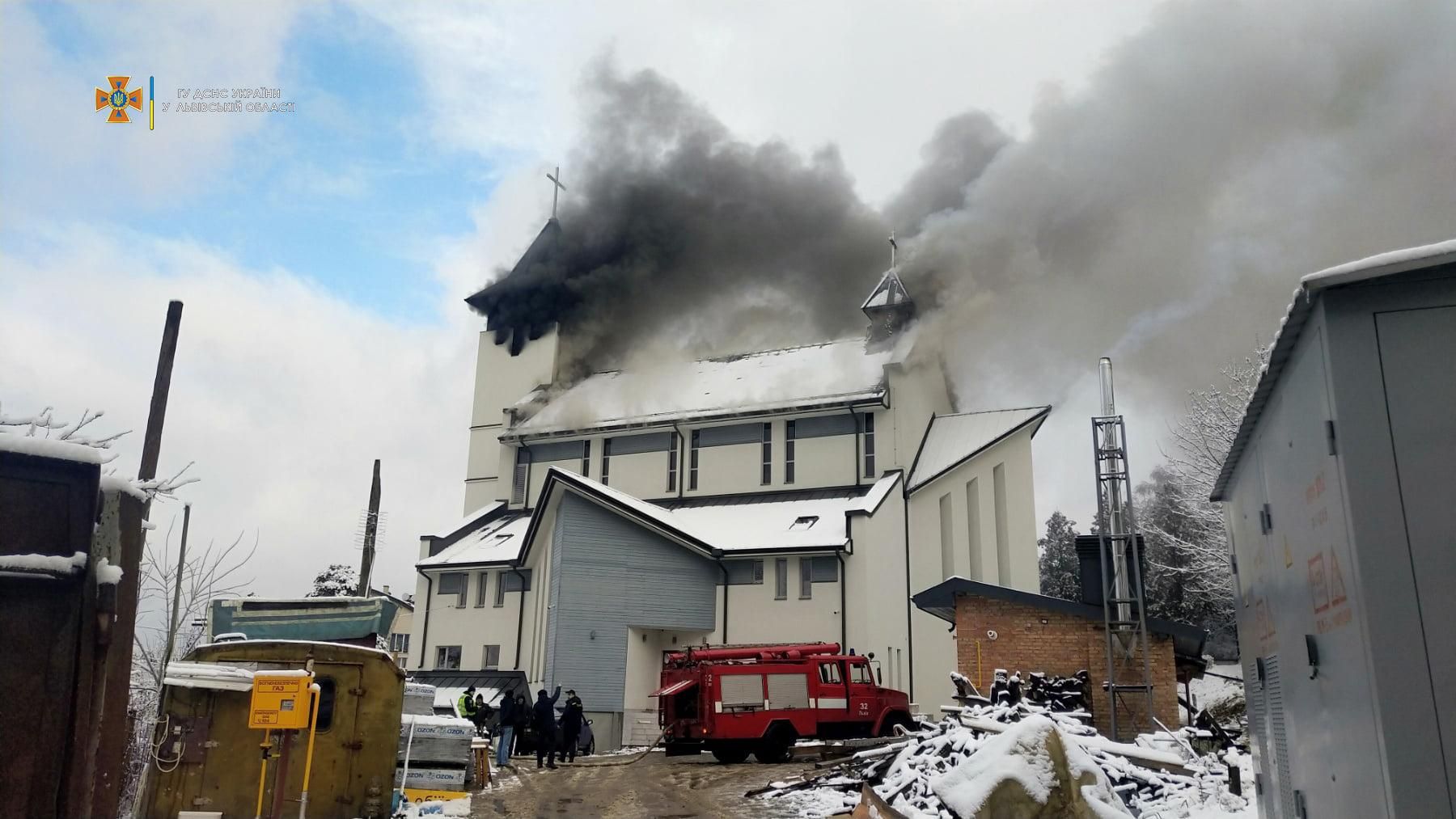 Неподалеку Львова вспыхнула церковь: жуткие фото и видео пожара