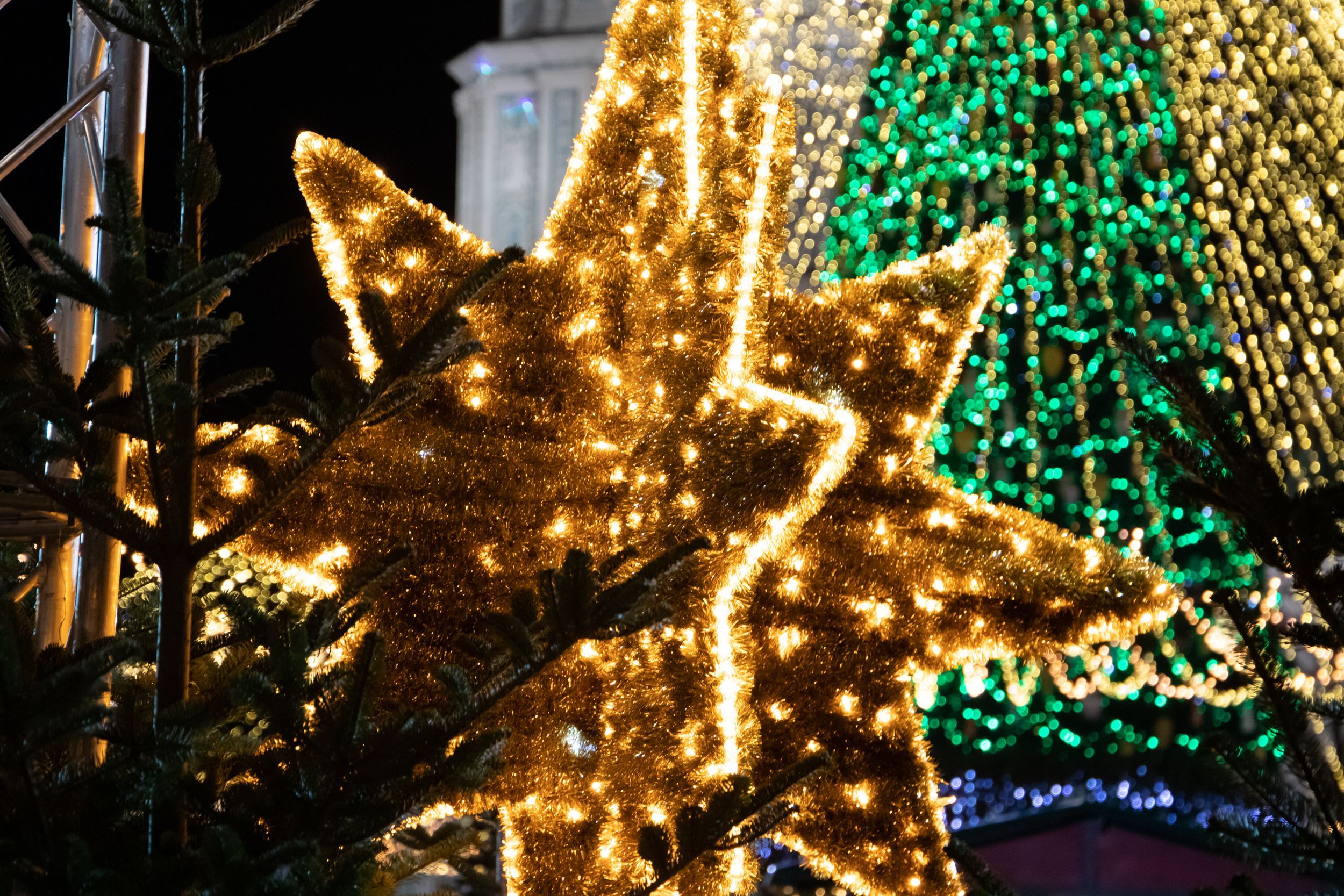 Рождественская чудо-ночь, кометы и каток-тоннель: в КГГА раскрыли секреты главной елки Киева