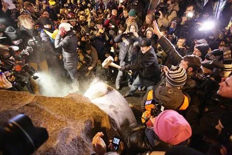 У Києві під час Євромайдану знесли пам'ятник Леніна У Києві під час Євромайдану знесли пам'ятник Леніна