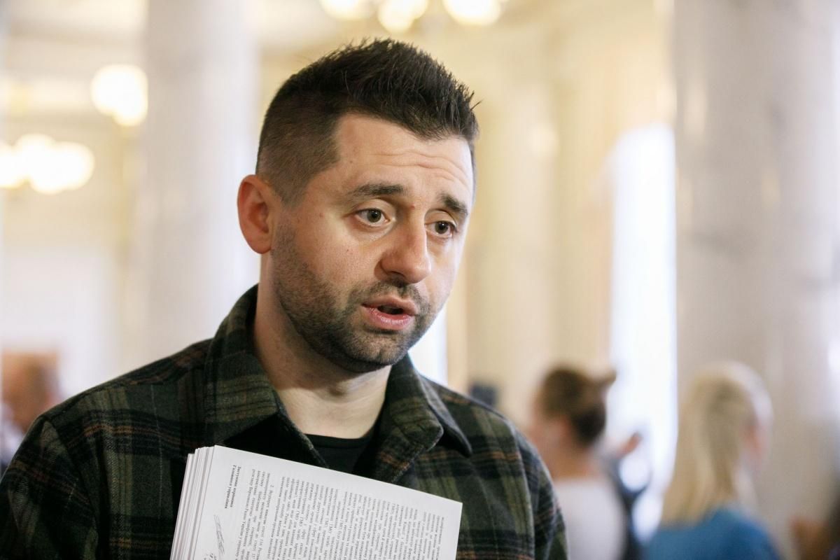 Політичний та дивний меседж, – Арахамія про "привіти" Венедіктової Ахметову - 24 Канал Політичний та дивний меседж, – Арахамія про "привіти" Венедіктової Ахметову - 24 Канал