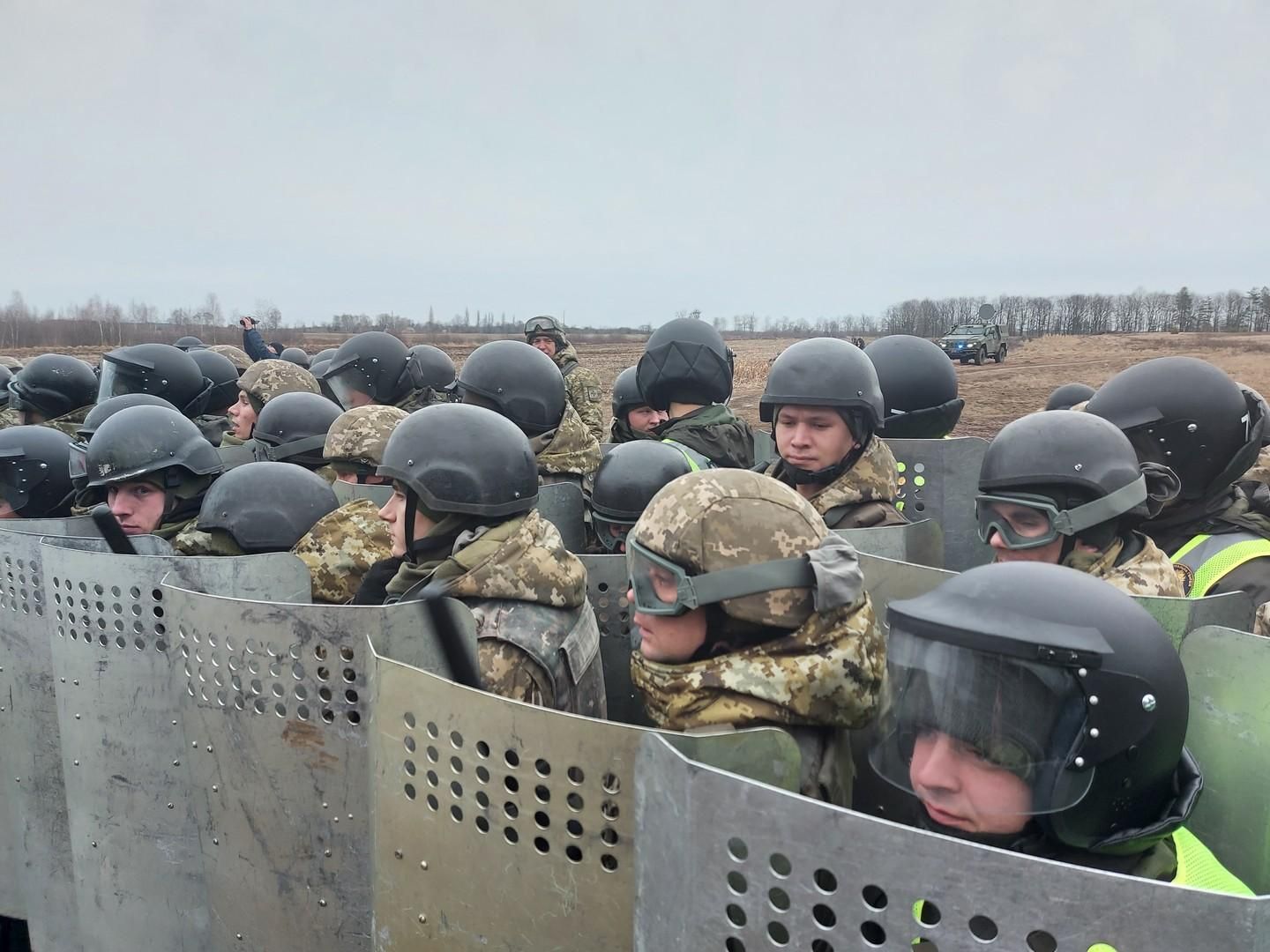 Сотня "порушників" штурмувала кордон на Рівненщині: видовищні кадри тренувальної операції - Україна новини - 24 Канал