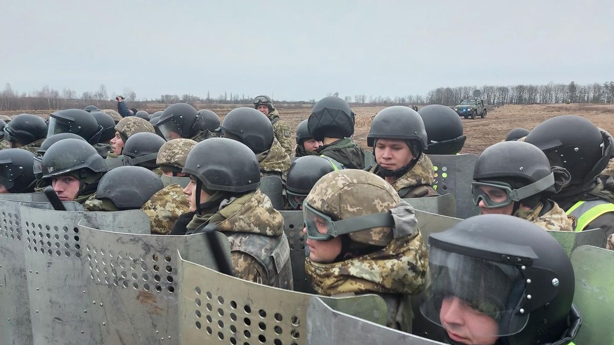 Сотня "нарушителей" штурмовала границу в Ровненской области: зрелищные кадры тренировок