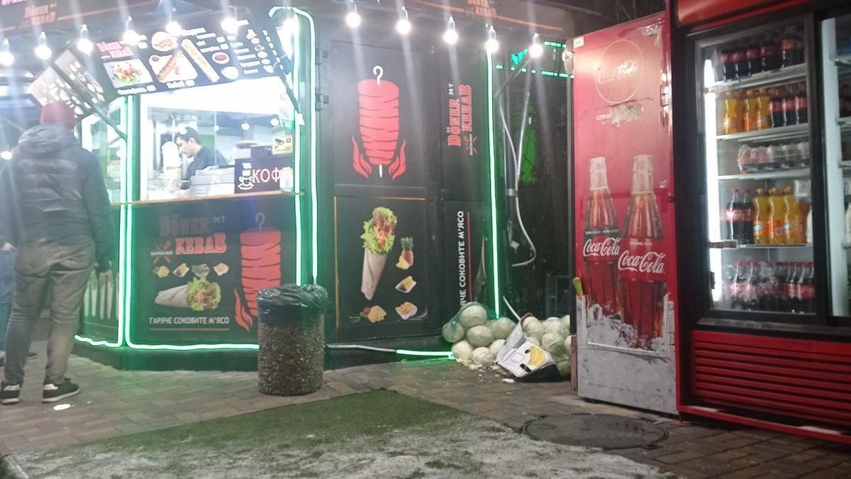 Біля МАФу на Дорогожичах капусту для шаурми зберігають просто на асфальті - Новини Київ - Київ Біля МАФу на Дорогожичах капусту для шаурми зберігають просто на асфальті - Новини Київ - Київ