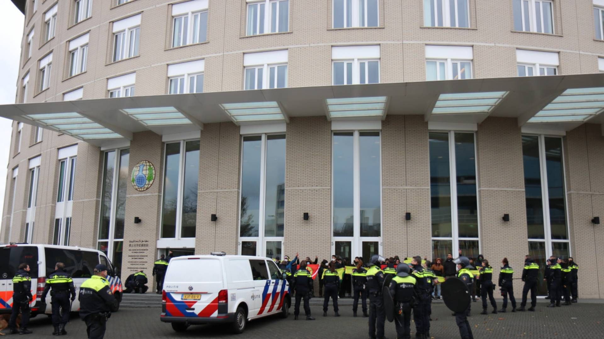 В Гааге протестующие ворвались в здание Организация по запрещению химического оружия