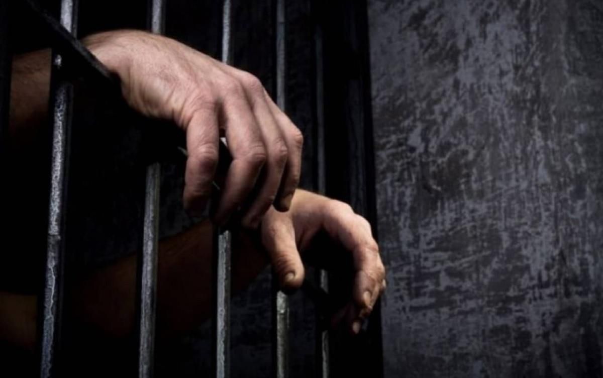 Пытал детей раскаленной кочергой: в Хмельницкой области мужчину приговорили к 4 годам тюрьмы