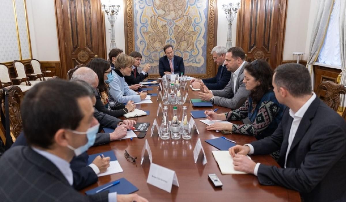 Закон об олигархах, ситуация на границах: Ермак провел разговор с послами G7 и ЕС Закон об олигархах, ситуация на границах: Ермак провел разговор с послами G7 и ЕС