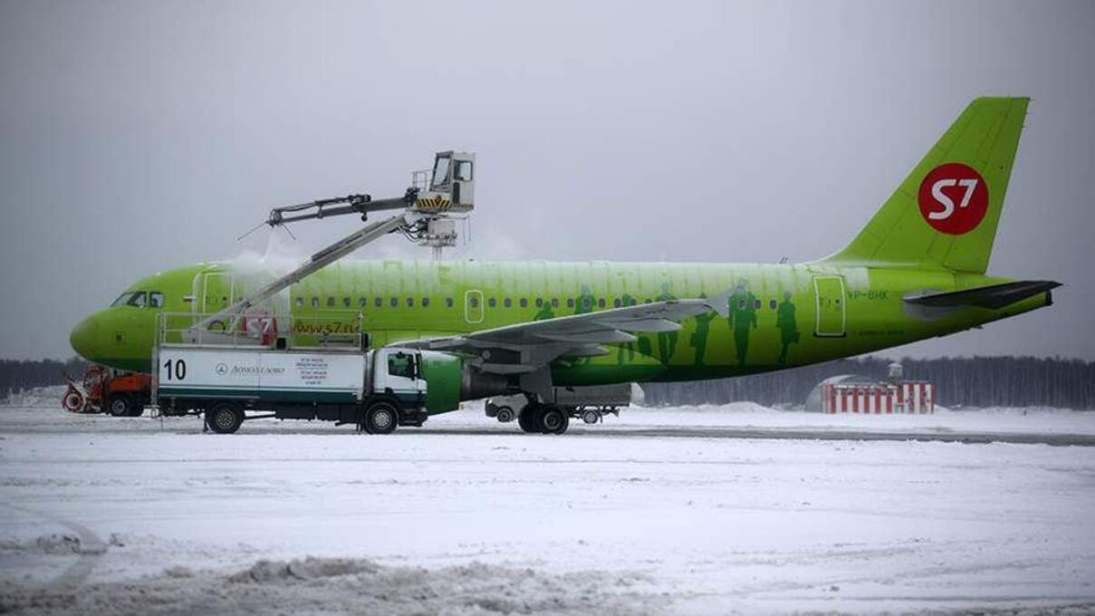 Чуть не потерпел крушение: в России в полете обледенел самолет с пассажирами на борту