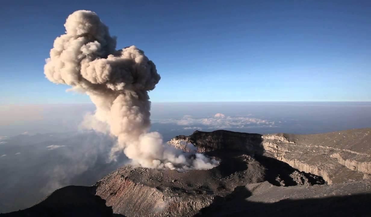 В Индонезии активизировался вулкан: люди в панике бегут