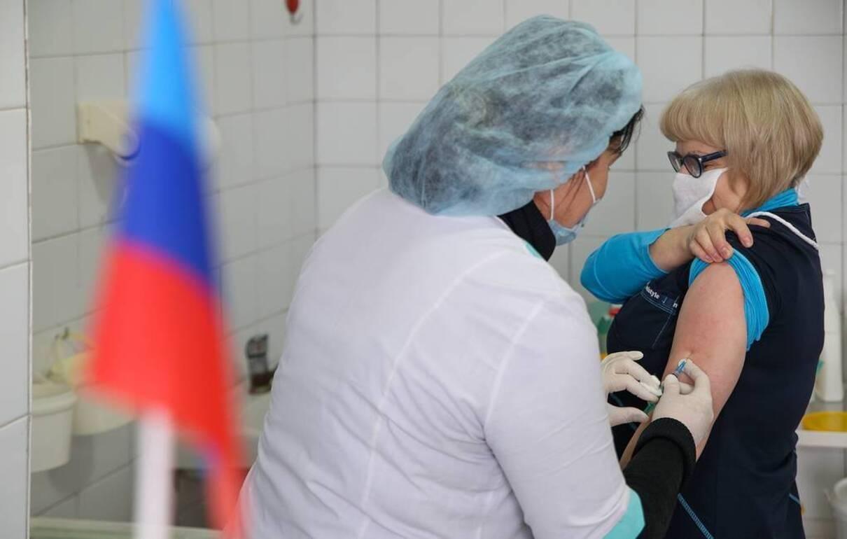 Окупанти на Донбасі збираються роздавати вакцинованим російські QR-коди: Росія їх визнає - Новини Донецька - 24 Канал
