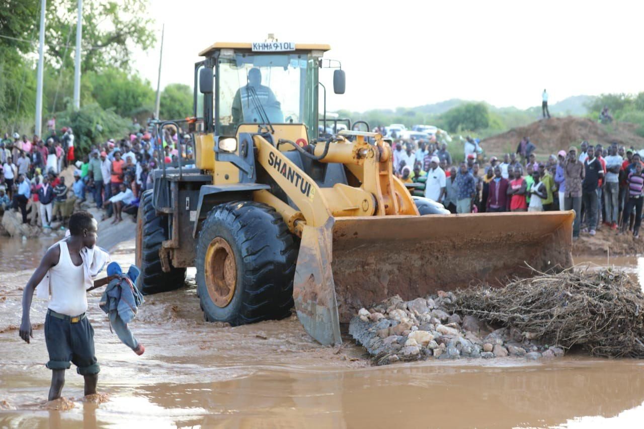 В Кении пассажирский автобус упал с моста в реку: десятки погибших