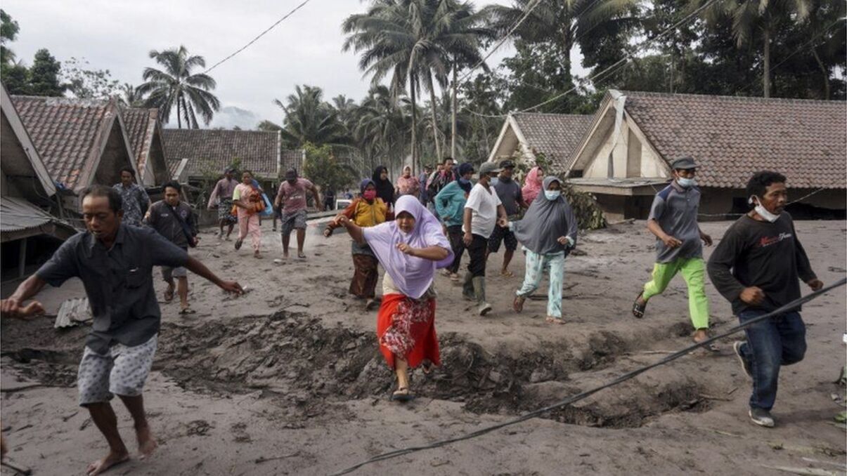 По меньшей мере 13 человек погибли из-за извержения вулкана в Индонезии
