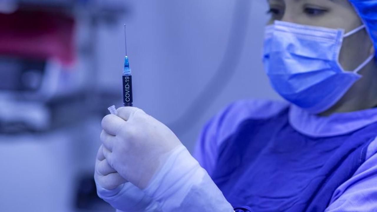 Омикрон не за горами: почему в Украине до сих пор нет третьей дозы вакцины