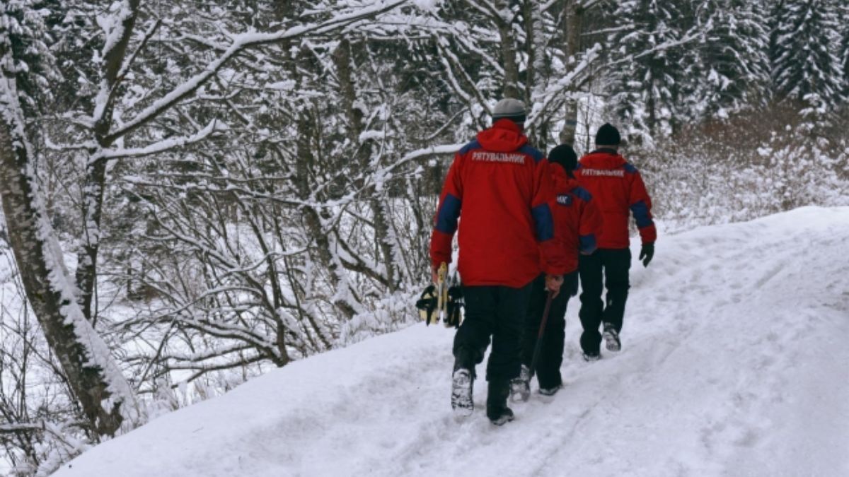В Карпатах второй день ищут мужчин, которые потерялись на снегоходах