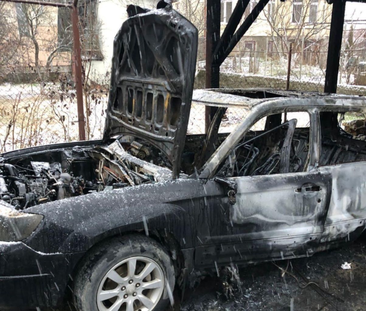 На Закарпатті невідомі спалили два автомобілі місцевого журналіста - Термінові новини - 24 Канал