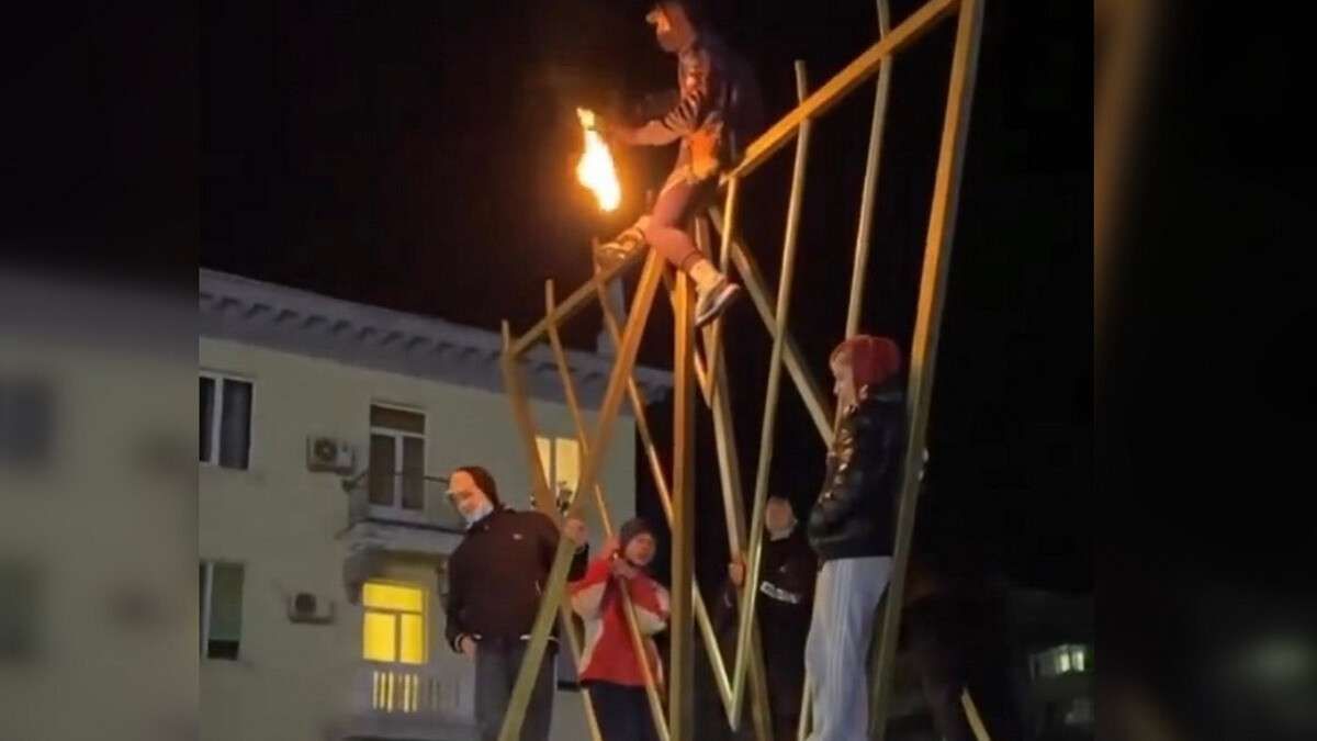 В Кривом Роге подростки залезли на ханукию и зажгли факел. В Кривом Роге подростки залезли на ханукию и зажгли факел.