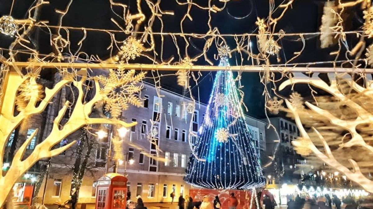 У Хмельницькому вже сяє ялинка та працює різдвяний ярмарок - Україна новини - 24 Канал