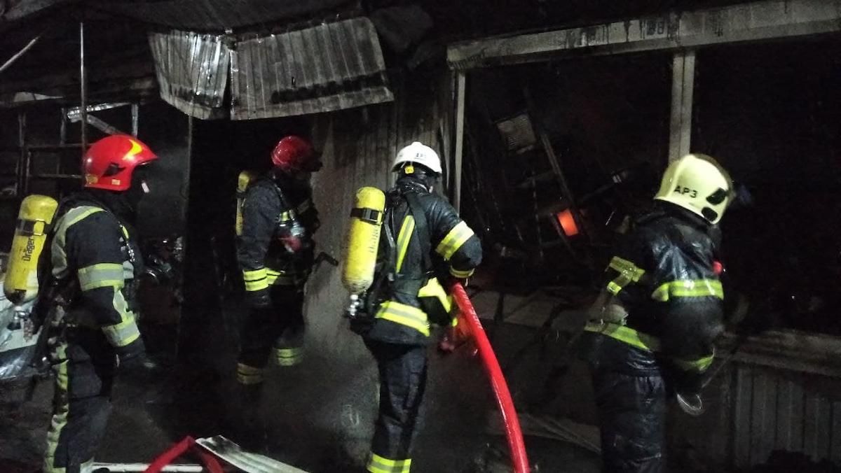 В Киеве чрезвычайникам ночью пришлось спасать рынок "Оболонь" - Новости Киев - Киев