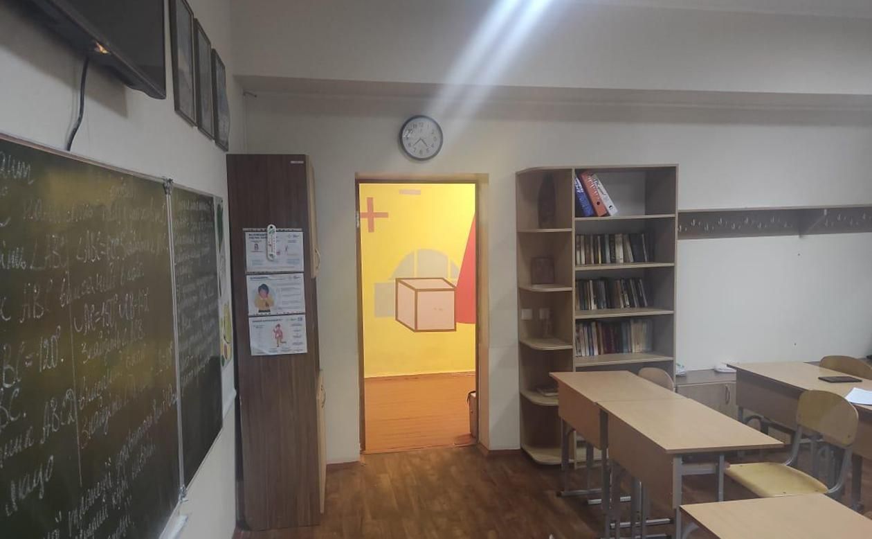 В школе на Киевщине 8 ученикам стало плохо из-за антисептика, который нашли в мусорнике