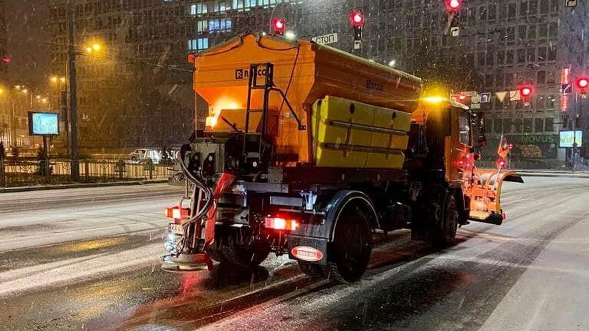Понад 300 комунальних машин прибирають дороги Києва після потужного снігопаду - Новини Києва - Київ Понад 300 комунальних машин прибирають дороги Києва після потужного снігопаду - Новини Києва - Київ