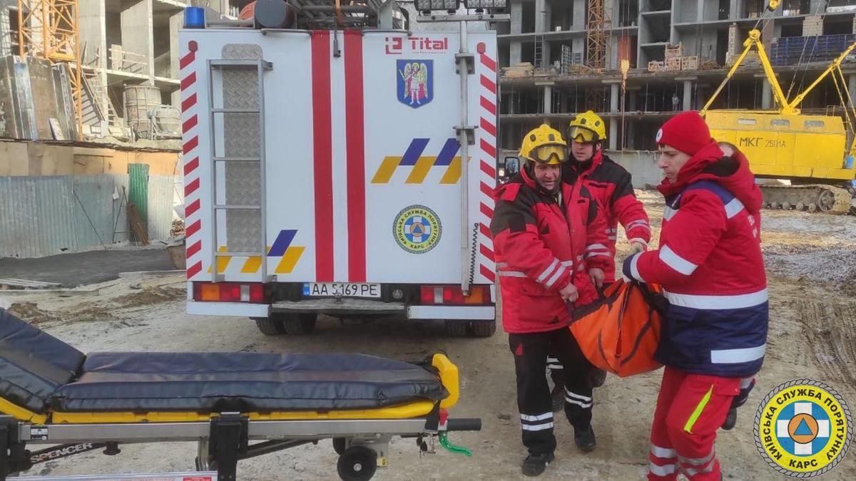 На будівництві у Києві на висоті 10 поверху стало зле кранівнику, його спускали рятувальники - Київ На будівництві у Києві на висоті 10 поверху стало зле кранівнику, його спускали рятувальники - Київ