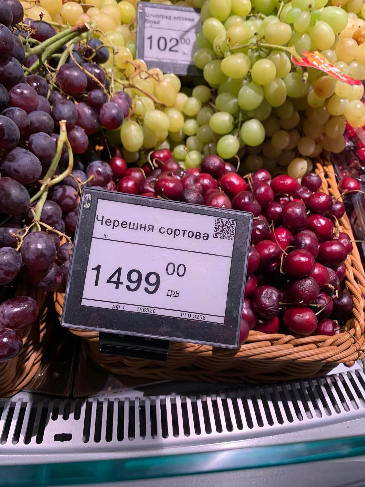 Шалена ціна черешні в супермаркеті Шалена ціна черешні в супермаркеті
