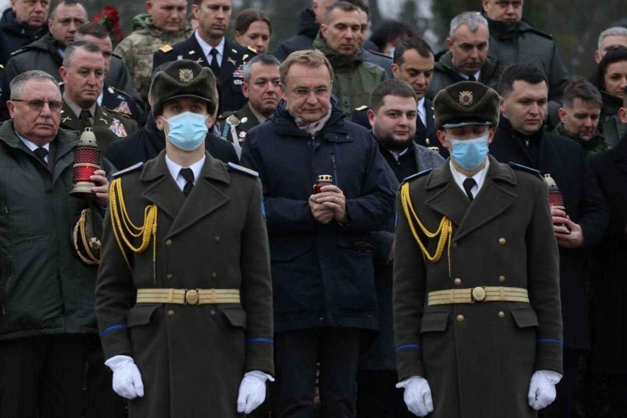 У Львові вшанували загиблих захисників: щемливі фото та відео - Новини Львова - Львів У Львові вшанували загиблих захисників: щемливі фото та відео - Новини Львова - Львів