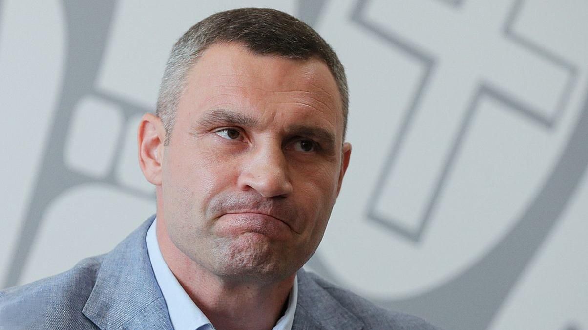 "Дороги будут посыпать снегом": Кличко снова оконфузился на камеру "Дороги будут посыпать снегом": Кличко снова оконфузился на камеру