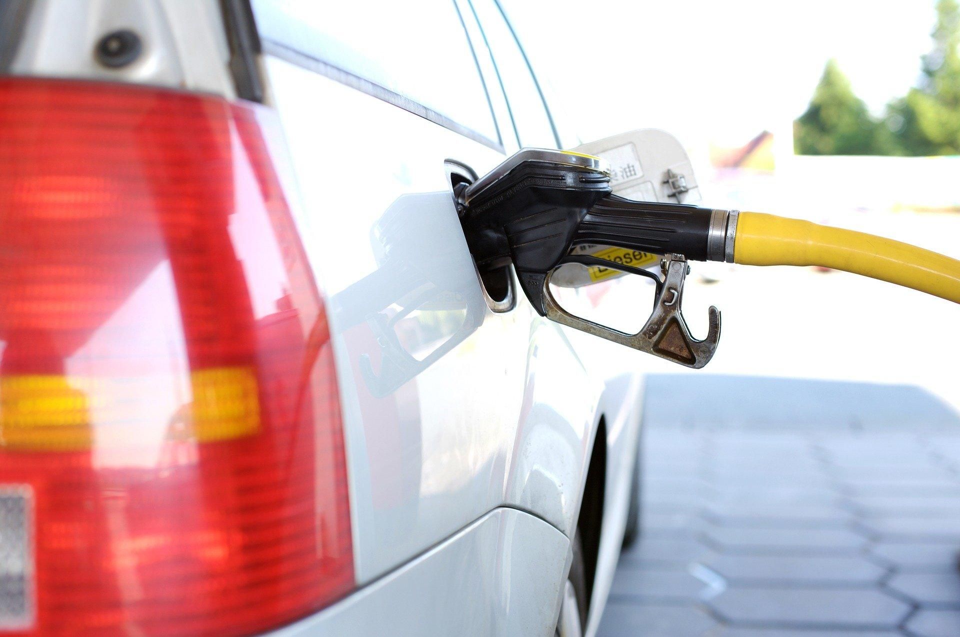 Бензин та ДП подешевшали: яка ціна пального на АЗС - Економічні новини України - Економіка