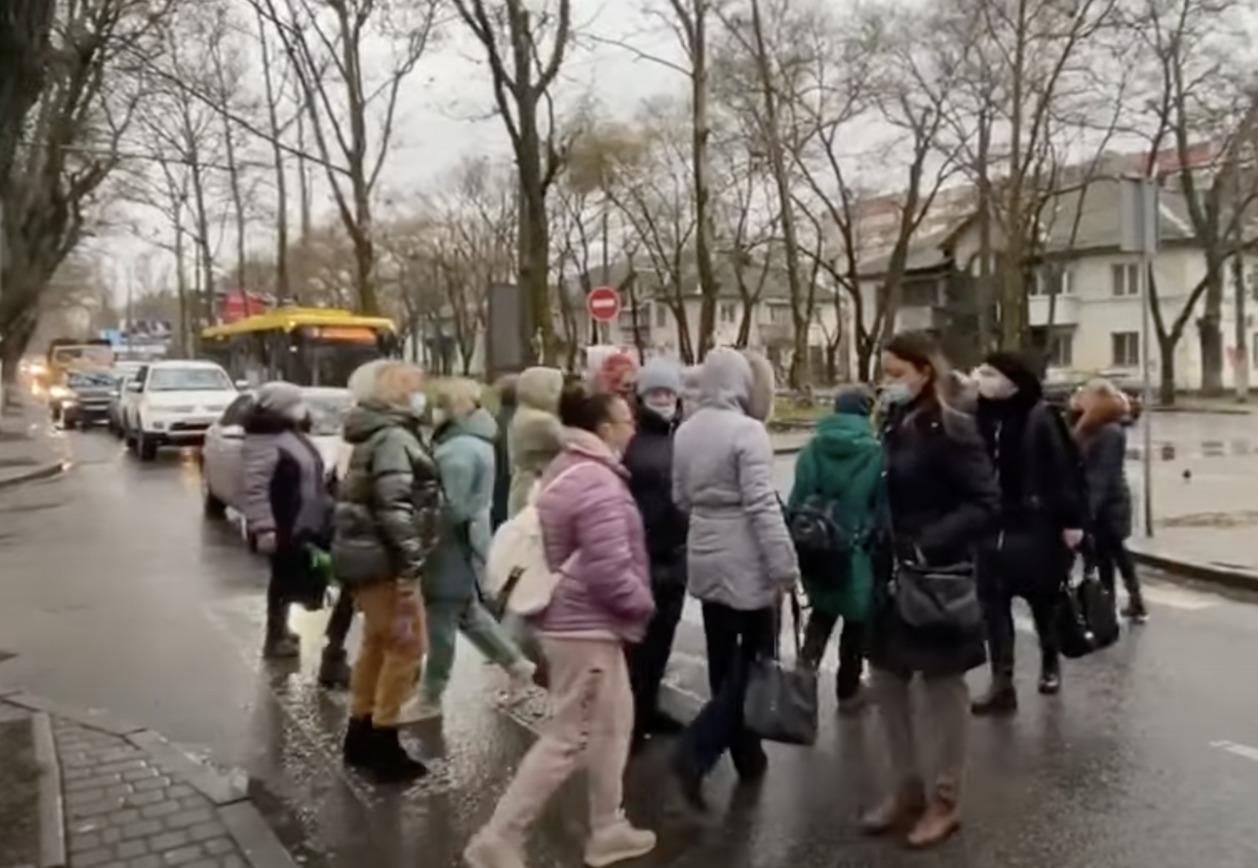 В Одесі медики перекрили дорогу і вимагали виплату зарплат: відео з місця події - Новини Одеси - Одеса