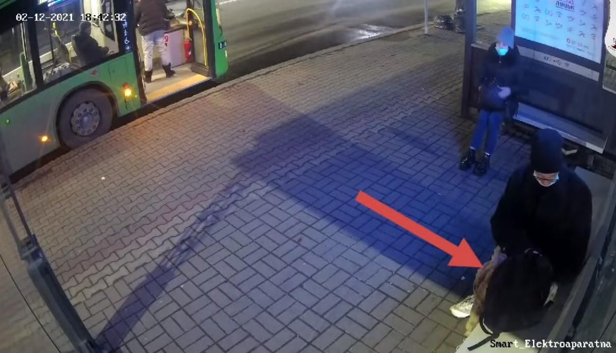 В Луцке мать увидела видео, как ее сын разрисовывает остановку, и сдала его страже В Луцке мать увидела видео, как ее сын разрисовывает остановку, и сдала его страже