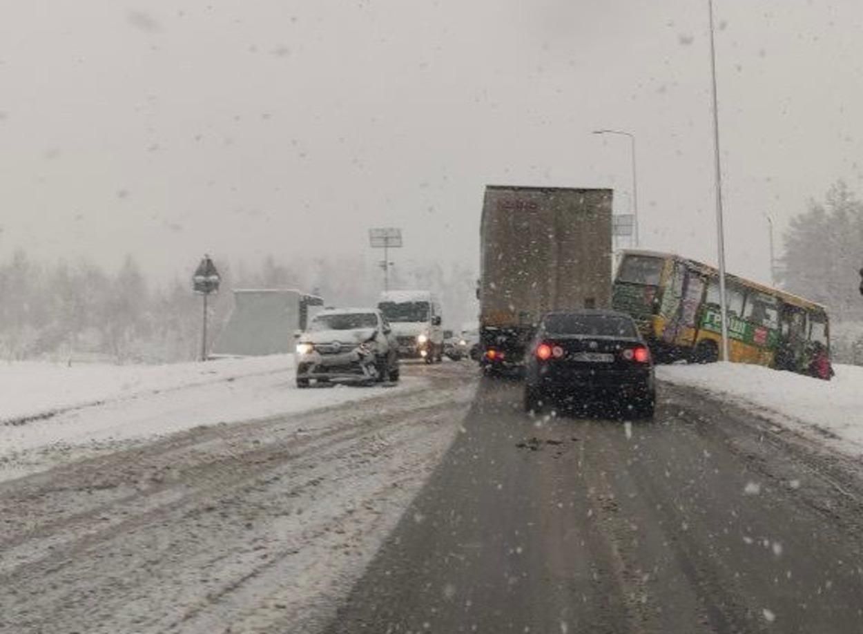 Приміська маршрутка не розминулася з легковиком на зимовій трасі біля Львова - Свіжі новини Львова - Львів Приміська маршрутка не розминулася з легковиком на зимовій трасі біля Львова - Свіжі новини Львова - Львів