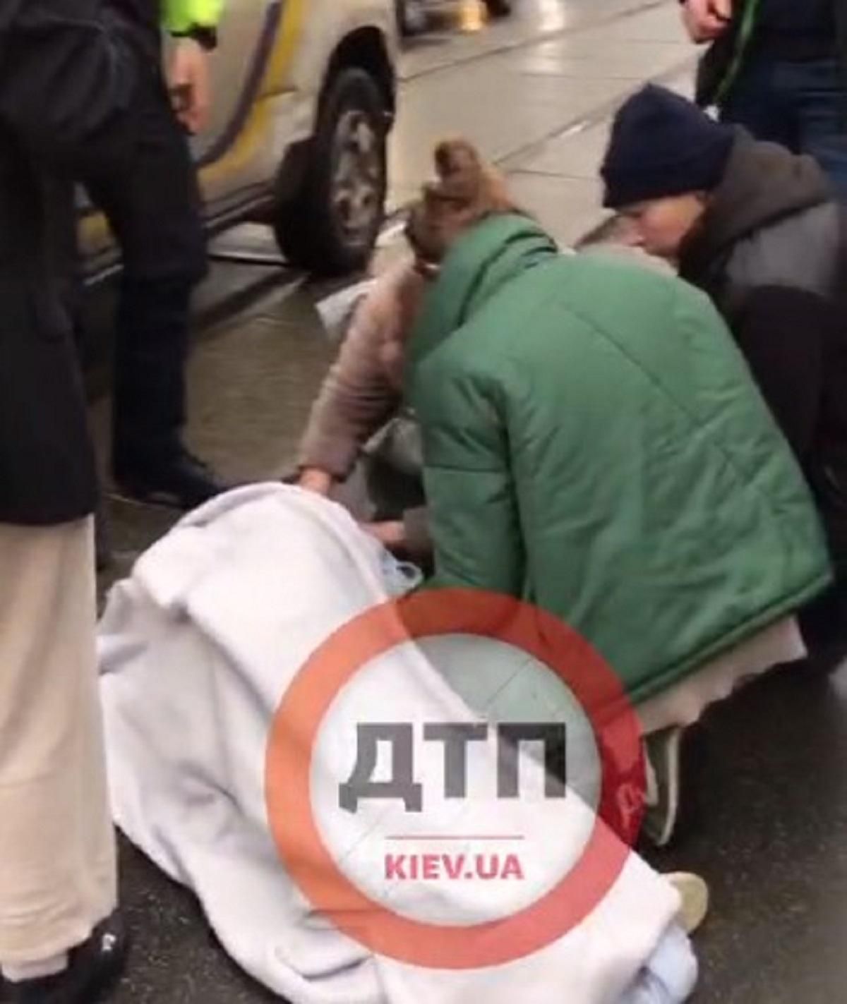На Подолі авто збило школяра, який перебігав дорогу: дитину забрали в "Охматдит" - Київ