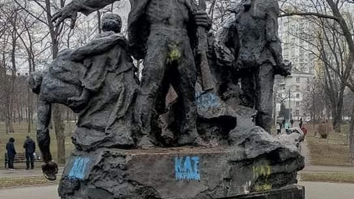 Неизвестные разрисовали скандальный памятник в киевском парке