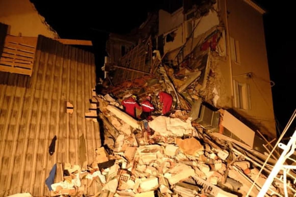 Во Франции обрушился жилой дом: людей ищут под завалами