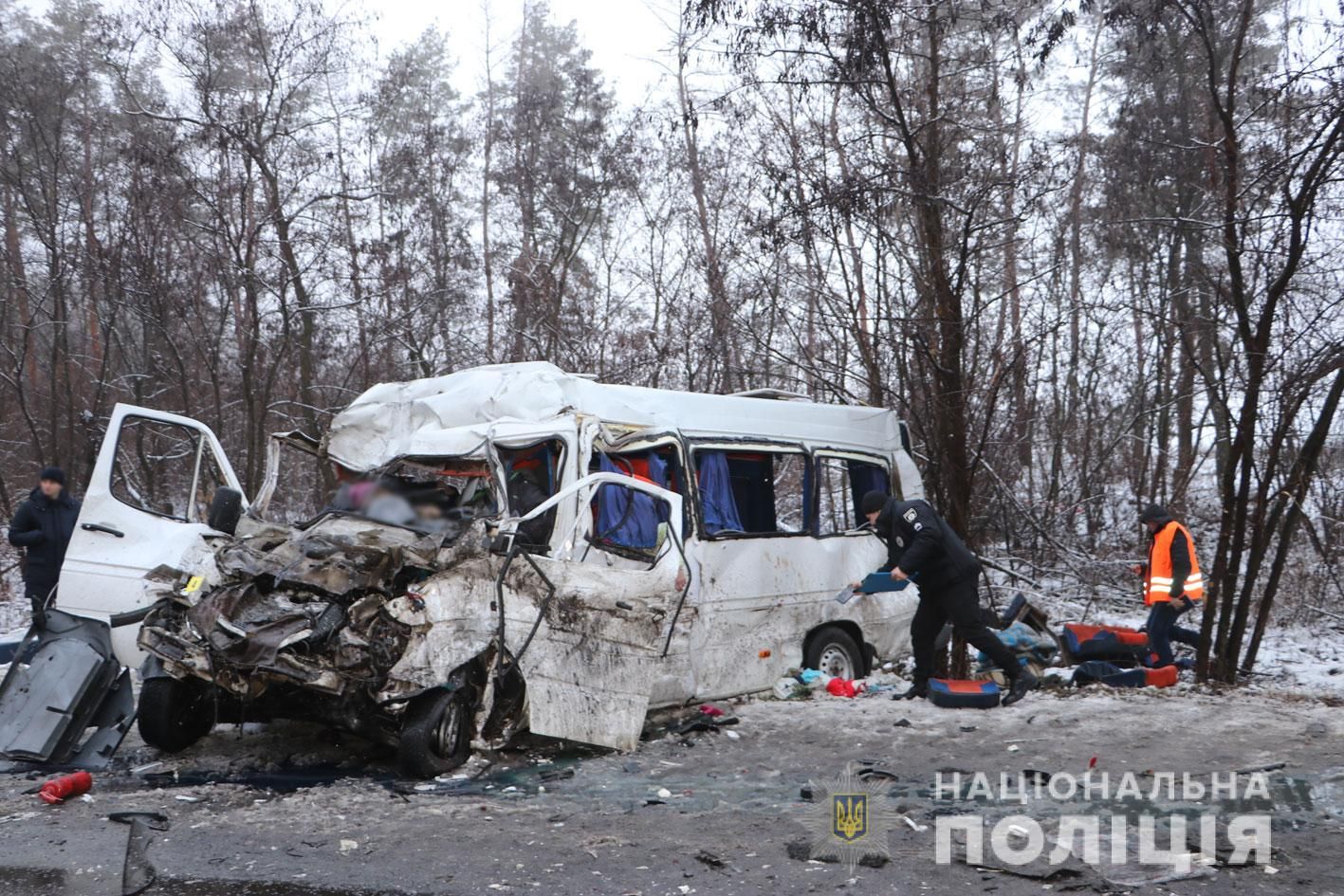Маршрутку смяло, грузовик – развалился: фото с места смертельного ДТП на Черниговщине